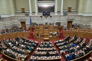 Μόσιαλος: Να σταματήσει η Θεία Κοινωνία, η κυβέρνηση πρέπει να πάρει θέση