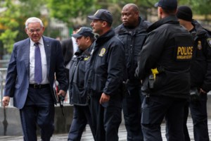 ΗΠΑ: Ο Μπομπ Μενέντεζ καταδικάστηκε σε 11 χρόνια φυλάκιση για διαφθορά και δωροδοκία - Ξέσπασε σε κλάματα στο δικαστήριο - εικόνα 2