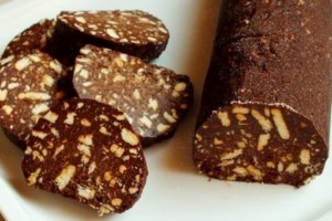 Ακης Πετρετζίκης: Συνταγή για θεϊκό σουφλέ black forest - Με ελάχιστα υλικά