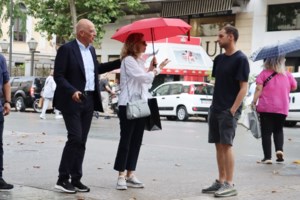 Νίκος Δένδιας: Αγκαλιά με τη σύζυγό του, Δάφνη, στο κέντρο της Αθήνας - Μαζί τους στη βόλτα και ο γιος τους, Στέφανος - εικόνα 2