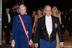 Ανέβασε το glam σε άλλο επίπεδο η Σαρλίν: Το μεταξωτό αμάνικο blazer dress που την έκανε να μοιάζει με σταρ του Χόλιγουντ - εικόνα 8