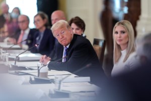 Αμετανόητος ο Τραμπ - Πόσταρε βίντεο με ζευγάρι λευκών να απειλεί με όπλα διαδηλωτές [Βίντεο]