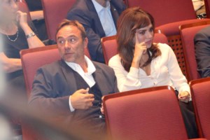 Σία Κοσιώνη: Η εμφάνιση στο κέντρο και το λογοπαίγνιο για την απουσία του Μπακογιάννη στη Βοστώνη - εικόνα 4