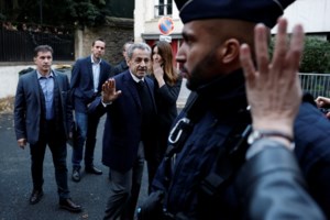 Ο Σαρκοζί στη φυλακή: Δεν του άρεσε το φαγητό και του πήγε σάντουιτς η Μπρούνι - Η ειδική μεταχείριση στα επισκεπτήρια - εικόνα 7