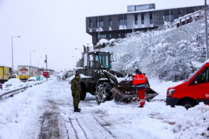Κακοκαιρία "Ελπίς": Ο μπασκετμπολίστας Γιάννης Μπουρούσης απεγκλώβιζε όλη νύχτα οδηγούς στην Αττική Οδό
