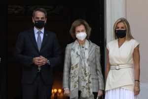 Καρέ - καρέ η επίσκεψη της Βασίλισσας Σοφίας στο Μαξίμου: Η ξενάγηση από Κυριάκο και Μαρέβα και ο διάλογος για το Τατόι [Εικόνες]