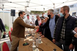 Συγκέντρωση πυρόπληκτων στο Σύνταγμα: ''Όλοι οι πληγέντες είμαστε μια γροθιά - Διεκδικούμε να μείνουμε στον τόπο μας'' - εικόνα 2