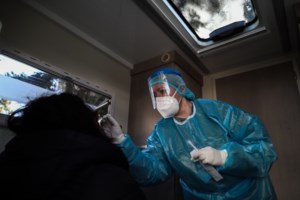 Βόμβες Σύψα για μεταλλάξεις: Ξαναγυρνάμε στην εποχή της Ουχάν - Μπορεί να χρειαστεί και τρίτη δόση εμβολίου - εικόνα 2