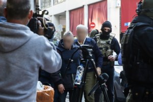 Με χειροπέδες και αλεξίσφαιρο βγήκε από το δικαστήριο ο "Έλληνας Εσκομπάρ" - Πήρε προσθεσμία για την Πέμπτη