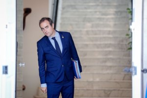 Μακρόν: Πώς κατέρρευσε μέσα σε λίγες ώρες η νέα γαλλική κυβέρνηση- Πριν καν ορκιστεί, λίγο πριν το πρώτο υπουργικό - εικόνα 3