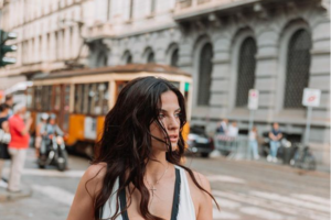 Έλενα Παπαρίζου: "Από παιδί έβαζα κι έχανα κιλά. Είμαι μια φυσιολογική γυναίκα με τα πιασιματάκια μου" - εικόνα 3