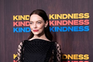 Έμα Στόουν για Γιώργο Λάνθιμο: "Είναι ακόμα δυστυχισμένος - Συνεχώς ρωτάει γιατί τα πάντα κοστίζουν τόσο πολύ"