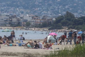 Ο έρωτας...καραντίνα δεν κοιτά: Μεταμφιέστηκε σε υπάλληλο αεροδρομίου για να δει την αγαπημένη του!