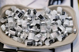 Εθνική Επιτροπή Εμβολιασμών: Συνεχίζεται κανονικά η χορήγηση του εμβολίου της AstraZeneca στην Ελλάδα - Τι ισχύει με τις θρομβώσεις