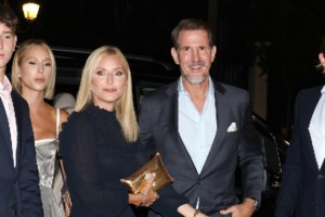 "Αυτή είναι πιτζάμα": Το αμφιλεγόμενο Chanel look της Σάρλοτ Κασιράγκι στο Παρίσι με ριγέ pyjama σετ και παπούτσια χορού - εικόνα 4