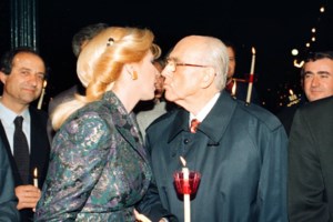 Νίκος Παπανδρέου: Εύχεται χρόνια πολλά στον Γιώργο Παπανδρέου με φωτογραφία από τα νεανικά τους χρόνια