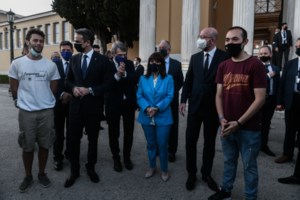 Οι Ευρωπαίοι ηγέτες στους κήπους του Προεδρικού Μεγάρου - Επίσημο δείπνο για τα 40 χρόνια από την ένταξη στην ΕΕ [εικόνες] - εικόνα 7