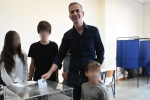 Κώστας Μπακογιάννης: Με τον μικρό Δήμο στους ώμους - Βόλτα στο Κολωνάκι με την Σία Κοσιώνη [Εικόνες] - εικόνα 4