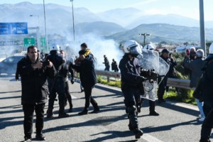 Μεράκλωσαν στο Κιάτο: Αγρότες και κτηνοτρόφοι έστησαν... μπουζούκια στο μπλόκο [βίντεο]