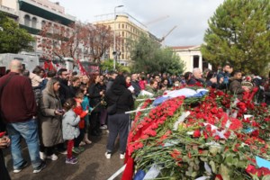 Πολυτεχνείο: Με τη μεγαλειώδη πορεία της Αθήνας κορυφώθηκαν οι τριήμερες εκδηλώσεις - Μολότοφ στη Θεσσαλονίκη [εικόνες, βίντεο] - εικόνα 16