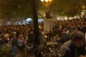 Κορονοπάρτι στις πλατείες: Ποιοι και πώς τα διοργανώνουν - Αδύνατη η εφαρμογή "μοντέλου Βαρνάβα" σε όλες τις πλατείες - εικόνα 3