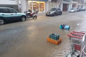 Η κακοκαιρία "χτύπησε" Αγρίνιο και Κέρκυρα: Πλημμύρισαν δρόμοι – Ξεριζώθηκαν δέντρα [εικόνες] - εικόνα 6