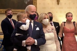 Μπέρνι Σάντερς: Γιατί έγινε viral η εμφάνισή του στην ορκωμοσία Μπάιντεν [εικόνες]