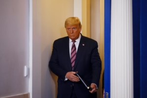 Ξέφυγαν στις ΗΠΑ: Πρώην σύμβουλος του Τραμπ ζήτησε να δολοφονήσουν τον Φάουτσι - εικόνα 3