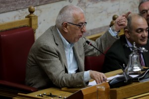 Καθημερινή απολύμανση σε 750 στάσεις λεωφορείων και τρόλεϊ [εικόνες]