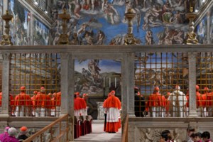 Σε εξέλιξη η δεύτερη ψηφοφορία για την εκλογή νέου Πάπα - Χιλιάδες πιστοί στην πλατεία του Αγίου Πέτρου - εικόνα 9