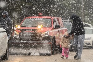Χιονίζει από το πρωί σε περιοχές της Βόρειας Ελλάδας - Πού είναι υποχρεωτικές οι αντιολισθητικές αλυσίδες