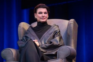 Black Magic Barbie: Η Μάργκοτ Ρόμπι με το πιο iconic barbie look σε total black - Το μίντι φόρεμα και η τούλινη κάπα - εικόνα 4