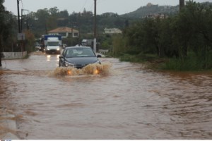 Κακοκαιρία στα Χανιά: Οδηγός προσπαθεί να διασχίσει με αυτοκίνητο δρόμο που έγινε "ποτάμι" - [Βίντεο]