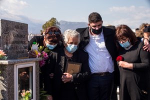 Τραγική φιγούρα η μητέρα του Καραϊβάζ: Θέλω να κοιτάξω τον δολοφόνο και να τον ρωτήσω… [Βίντεο]