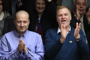 Ο ξέφρενος χορός του Κασσελάκη με τον Τάιλερ σε γκέι μπαρ στο Γκάζι - Γιόρτασαν την ψήφιση του γάμου ομόφυλων [βίντεο]