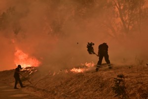 Διπλό πύρινο μέτωπο στην Κρήτη: Φωτιές σε Ηράκλειο και  Χανιά - Μήνυμα από το 112 για την πυρκαγιά στα Τεμένια