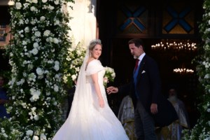 Η καλύτερη παράνυμφος η Μαρία Ολυμπία: Η στιγμή που πέφτει στο πάτωμα για χάρη της θείας της - Η διόρθωση στο νυφικό της - εικόνα 10