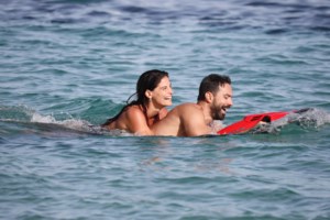 Βερνίκου - Μπόμπα: Το αστείο "ατύχημα" ενώ έβγαζαν φωτογραφία [Βίντεο]