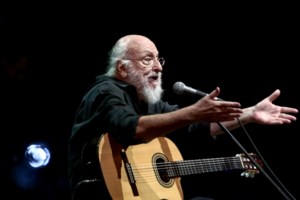 Θεσσαλονίκη: Το φαινόμενο ΛΕΞ "χτύπησε" ξανά - Ουρές στην Τσιμισκή για ένα καπέλο [βίντεο]