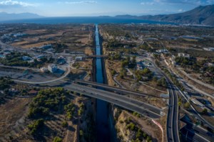 Τραγωδία στην Κόρινθο: Γυναίκα έπεσε από τη γέφυρα στον Ισθμό [Εικόνες - Βίντεο] - εικόνα 3
