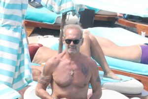 Η Ελενα Παπαρίζου είναι σταρ και ακομπλεξάριστη: Γλέντησε με κλαρίνα σε πανηγύρι στην Καρδίτσα [βίντεο] - εικόνα 4