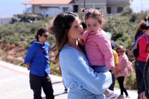 Χριστίνα Μπόμπα: Έγινε κουμπάρα με στράπλες διχτυωτό φόρεμα - Η εμφάνιση στην εκκλησία και η αλλαγή στο πάρτι - εικόνα 9