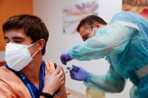 Forbes: Γιατί ο πρόεδρος του ΔΣ της Moderna έχει πουλήσει μετοχές αξίας 1,4 δισ. δολαρίων σε δύο μήνες