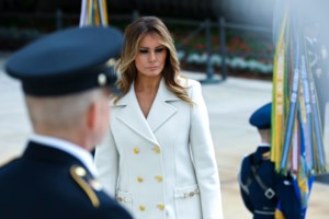 Το εκπληκτικό φθινοπωρινό στιλ της Μελάνια Τραμπ: Το απίθανο shirtdress και οι... φονικές γόβες [Εικόνες] - εικόνα 2