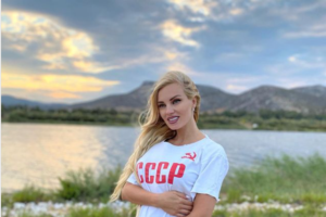 Μπογδάνος για Τζούλια Νόβα και την μπλούζα με το σφυροδρέπανο- Πρέπει να διαβάσει ιστορία