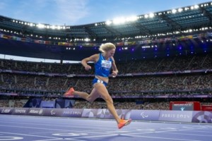 Νεαρή ξιφομάχος γονατίζει σε ένδειξη διαμαρτυρίας μπροστά από τρανσέξουαλ αντίπαλο - "Είμαι γυναίκα και είναι άνδρας" - εικόνα 2