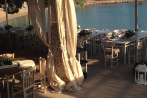 Το "deal της χρονιάς" στο Πόρτο Χέλι: Ο Ιρλανδός μεγιστάνας, το ξενοδοχείο 250 εκατ. ευρώ και η ταβέρνα που αντιστέκεται - εικόνα 5