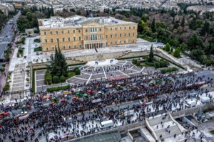 Οι οδηγοί ταξί στο πλευρό των αγροτών - Πανηγυρική "συνάντηση" στη λεωφόρο Αθηνών [βίντεο]