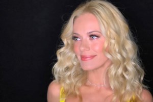 Ζέτα Μακρυπούλια: Ποζάρει αμακιγιάριστη - Οι εντυπωσιακές φωτογραφίες με μπικίνι από τις διακοπές της