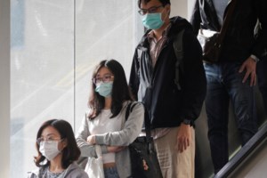 Ο ιταλικός οίκος μόδας Πράντα παράγει μόνο μάσκες και ιατρικές στολές